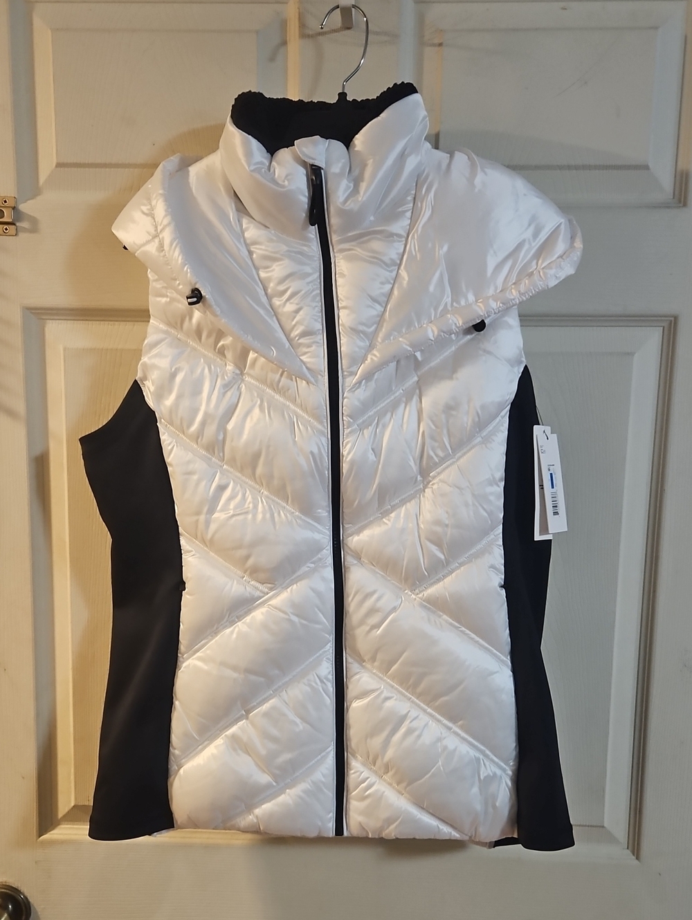 DKNY SPORT WHITE/BLACK PUFFER VEST: NEW WITH TAGS: SIZE XL